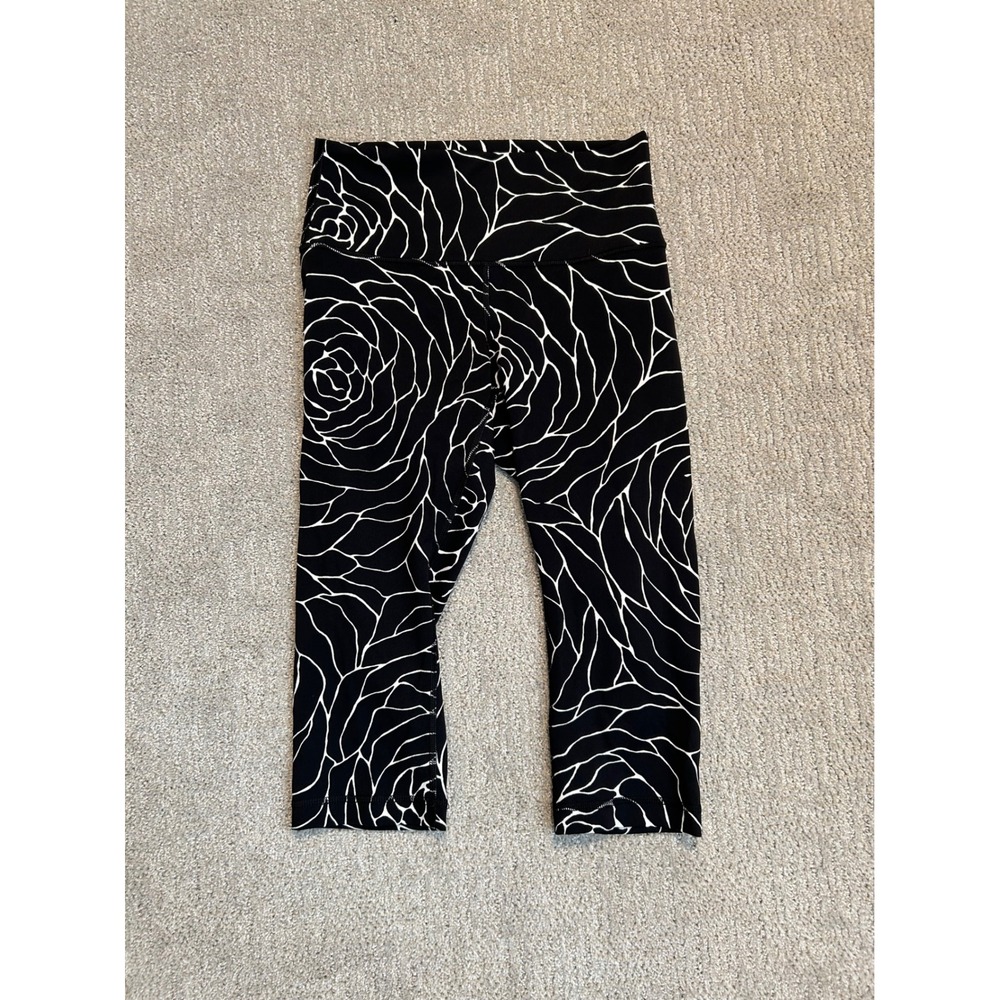 Lululemon‎ Black White Rose Floral Crop Leggings Athletic Womens Size 6